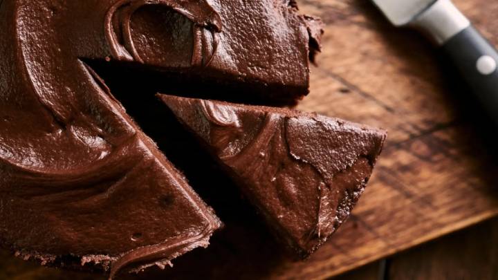 Con tres ingredientes baratos y en 40 minutos: cómo hacer una tarta de chocolate "fácil y saludable"