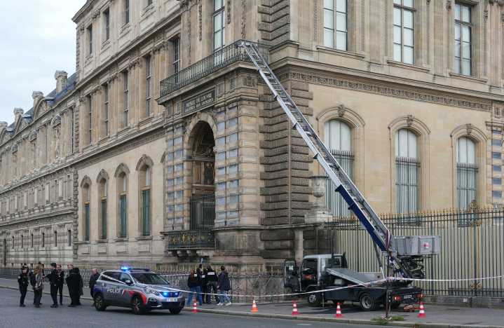 Company who made lift used in Louvre heist goes viral with social post