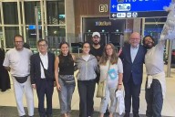Hacen escala en Estambul mexicanos repatriados que participaron con la Flotilla Sumud