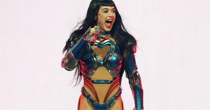 Katy Perry Turns Head in Mini-Skirt, Says 'Lil Sneaky Peeky'