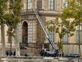 Chainsaw-wielding thieves make off with jewelry from the Louvre