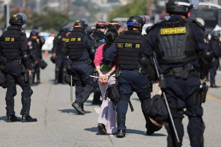 EEUU ha deportado a medio millón de inmigrantes y afirma que 1,6 millones se han «autodeportado»