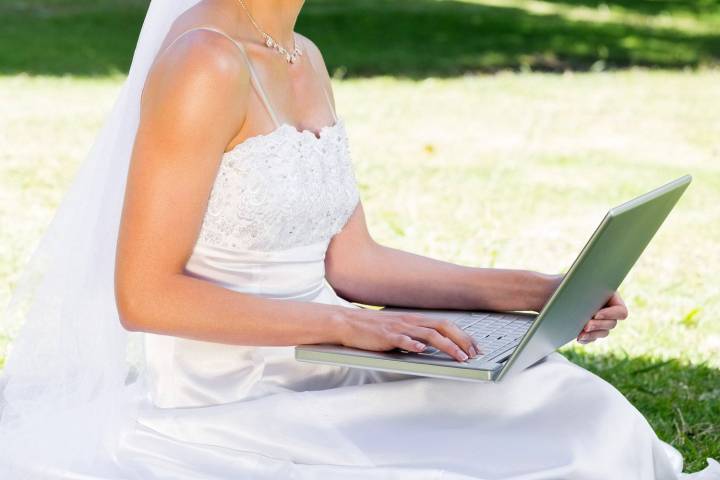 Newlyweds Burst into Laughter After Seeing Something 'Crazy' in Wedding Photos (Exclusive)