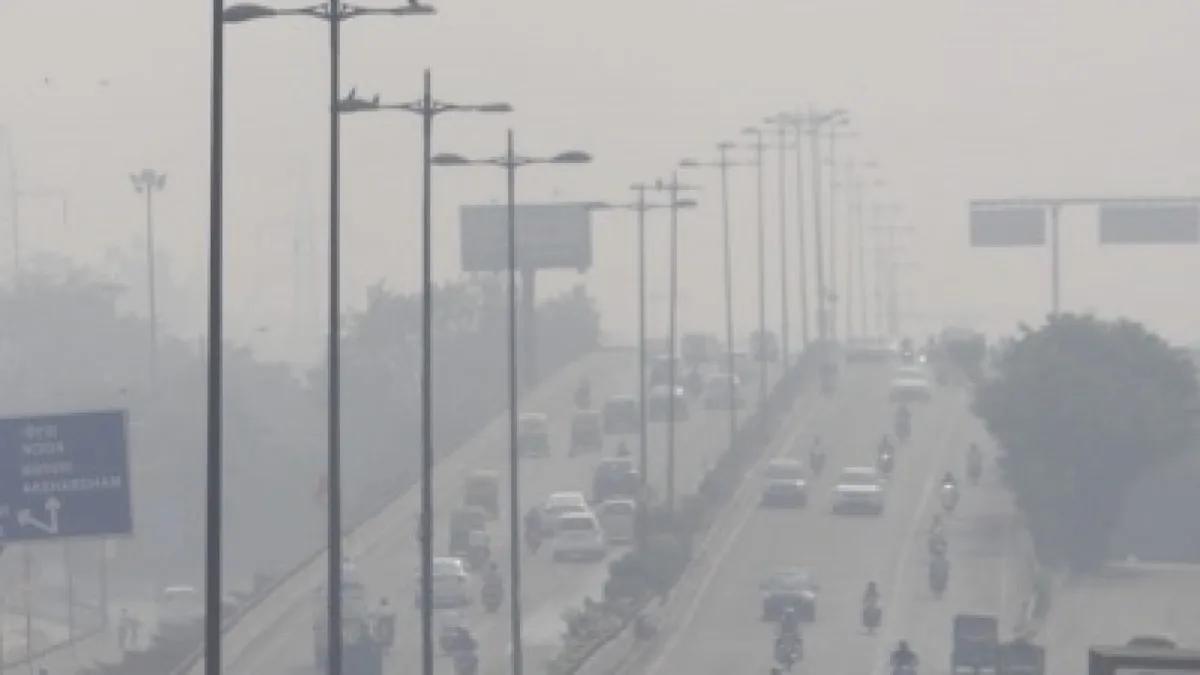 Delhi wakes up to thick smog after Diwali night, air quality in ‘Very Poor’ category