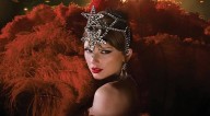 ¡Los Swifties exploran el fascinante mundo del nuevo álbum de Taylor Swift en la Gran Manzana!