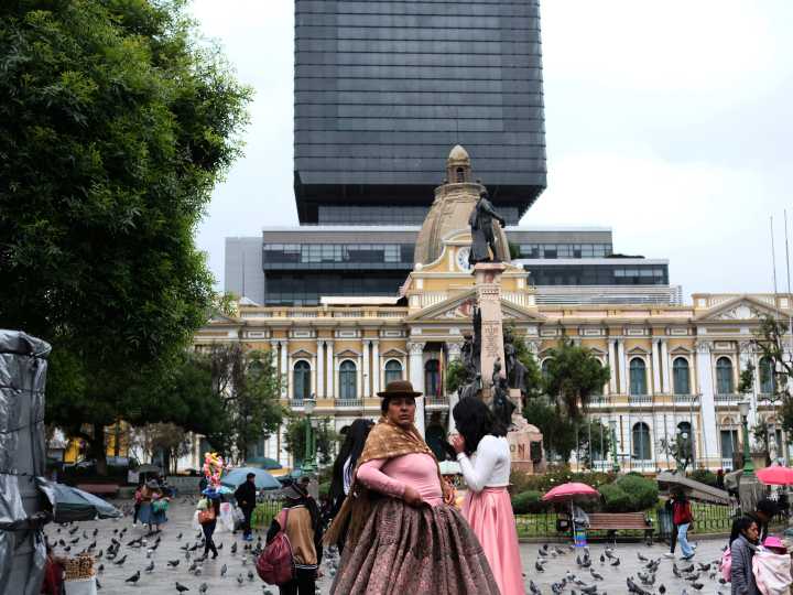 Elección clave en Bolivia: un candidato de centro y uno de derecha pugnan por gobernar un país en un punto terminal después de 20 años de populismo