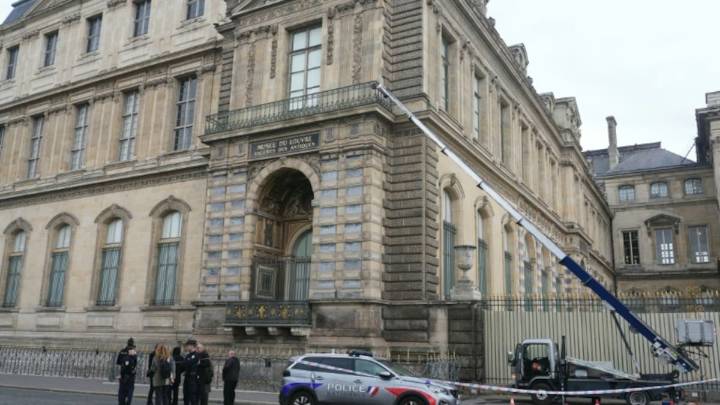 El fabricante del montacargas usado por los ladrones del Louvre aprovecha el golpe para promocionarse