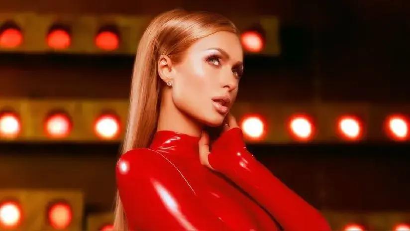 Paris Hilton rinde homenaje a Britney Spears con el icónico look de 'Oops… I Did It Again' [VIDEO]