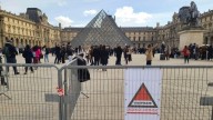 La policía investiga si el 'robo del siglo' en el Louvre fue un encargo a ladrones franceses desde el extranjero
