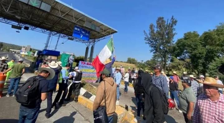 Automovilistas en Michoacán cumplen 24 horas varados por bloqueos carreteros de agricultores
