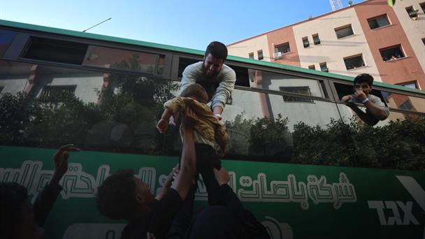 Como volver a nacer, los palestinos liberados de prisión por Israel con sus familias