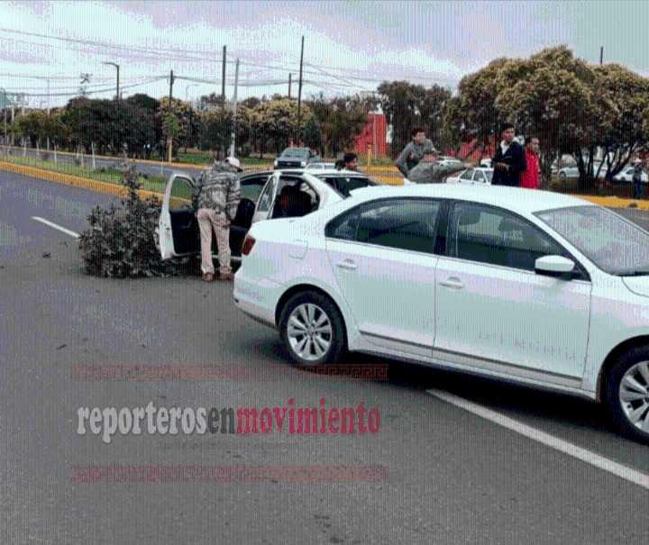 TRES VEHÍCULOS INVOLUCRADOS EN UN CHOQUE EN ATLACOMULCO
