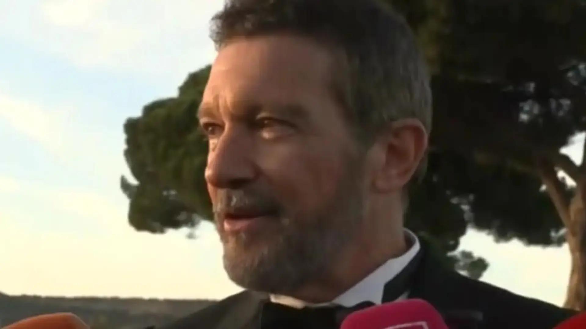 Antonio Banderas brinda por la felicidad de su hija y da detalles de la boda
