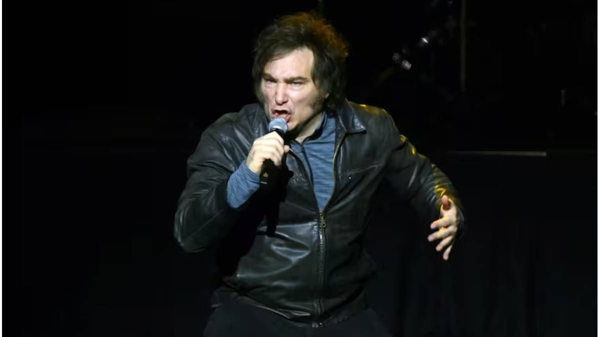 Javier Milei presentó su libro: cantó con su banda y le agradeció "a Karina, a Santiago Caputo y a Las Fuerzas del Cielo"