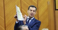 Dos encuestas vuelven a dar mayoría absoluta a Moreno pese al alza de Vox y en plena crisis de los cribados