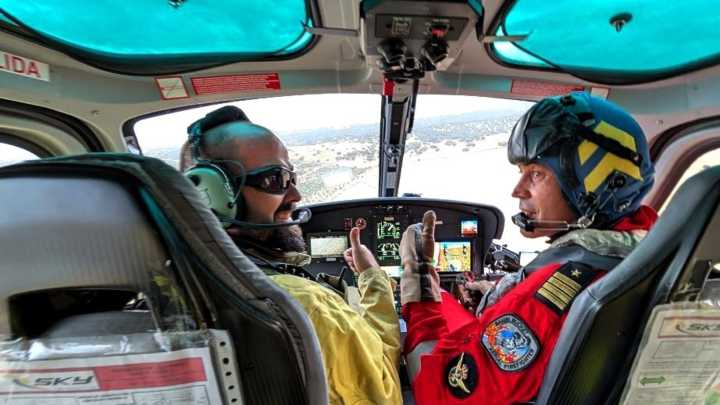 Guardia Civil reconoce la labor de dos trabajadores del Medio Natural y un piloto del Infoex en la lucha contra los incendios