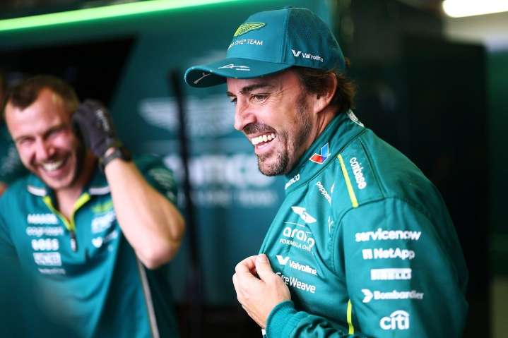 Fernando Alonso explains viral George Russell phone case photo in playful Mexico GP moment