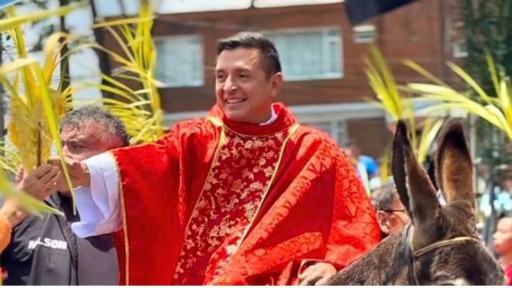 Padre Chucho sale ileso "de milagro" de ataque armado en carretera de Ecuador: se presume intento de robo