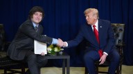 Milei viajó a Estados Unidos y se reúne con Trump en la Casa Blanca El Presidente partió a Washington acompañado por un grupo de funcionarios. La cumbre será días después del respaldo financiero anunc