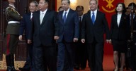 Norcorea exhibe nuevo misil de largo alcance en desfile militar para celebrar el liderazgo de Kim