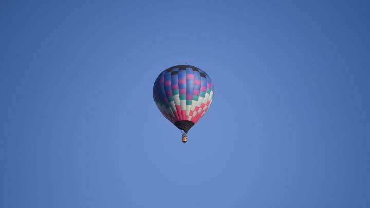 Sioux Falls Ballooning Association sets up a ride at Falls Park