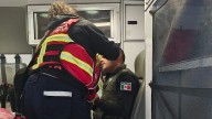 Detienen a cuatro hombres por agredir a un policía en Toluca