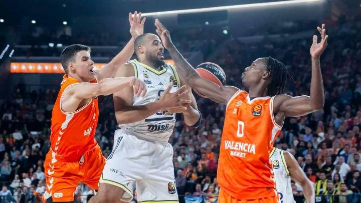 Un arrollador Valencia Basket tumba al campeón en el Roig Arena
