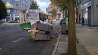 El viendo deja árboles caídos y mobiliario urbano y señalética dañados en Cantabria desde la medianoche