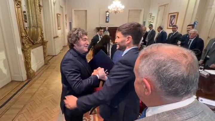 Así fue el saludo de Milei con algunos gobernadores y su gabinete en Casa Rosada