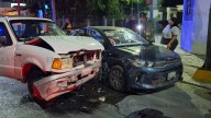 Kia se pasa el rojo y provoca aparatoso accidente en la colonia Juárez; autos se estrellaron contra muro