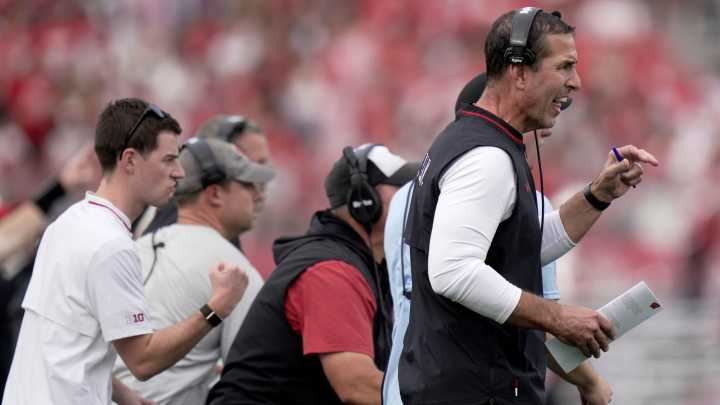 Wisconsin football vs Oregon live updates, highlights…