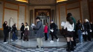 La presidenta del Louvre reconoce que las cámaras perimetrales son insuficientes