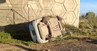 Hallan taxi volcado en carretera 80