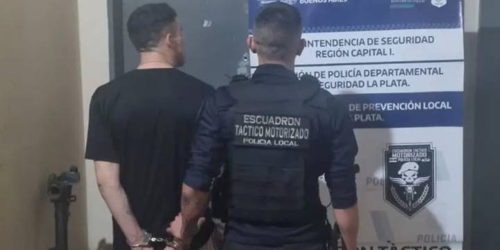 Dos hombres acuchillaron a otro en La Plata para robarle el celular y fueron detenidos