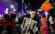 FOTOS Calaveras, aliens y personajes terroríficos se apoderan del Paseo Nocturno de Día de Muertos sobre Paseo de la Reforma