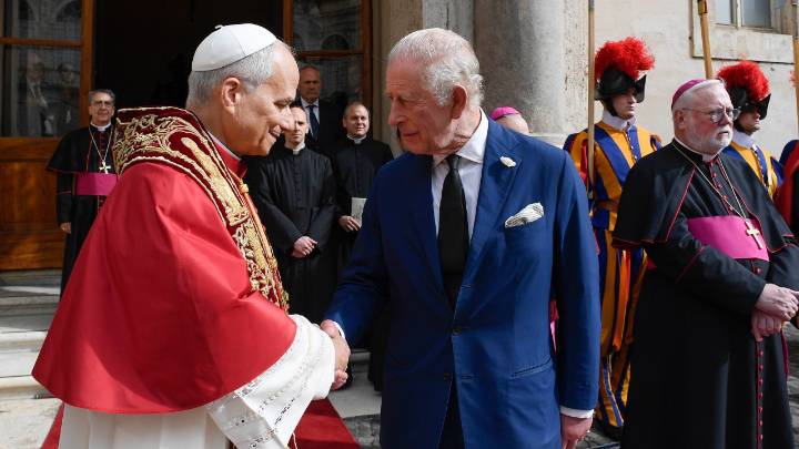 King Charles meets Pope Leo, becomes first English monarch to publicly pray with pontiff in 500 years after Henry VIII's split with Catholic Church
