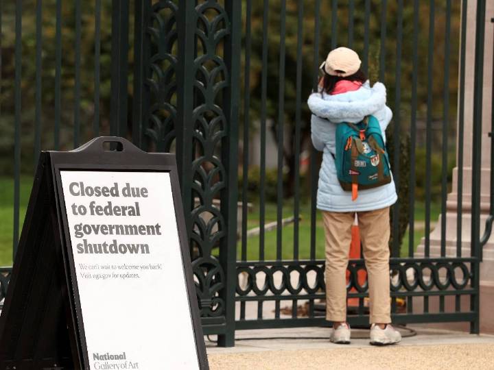 Jueza frena despidos masivos durante el cierre en EU