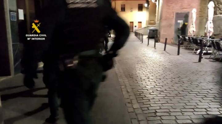 Se cuela por la ventana, ata con unas medias a una mujer y le roba joyas y casi 2.000 euros en un pueblo de Zaragoza