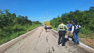 Camión de transporte de pollos vuelca en la carretera Muna