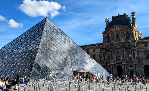 Cerraron el Louvre tras un robo exprés de joyas de la Corona francesa