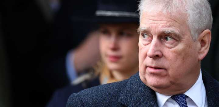 El príncipe Andrés de Inglaterra renuncia a sus títulos nobiliarios