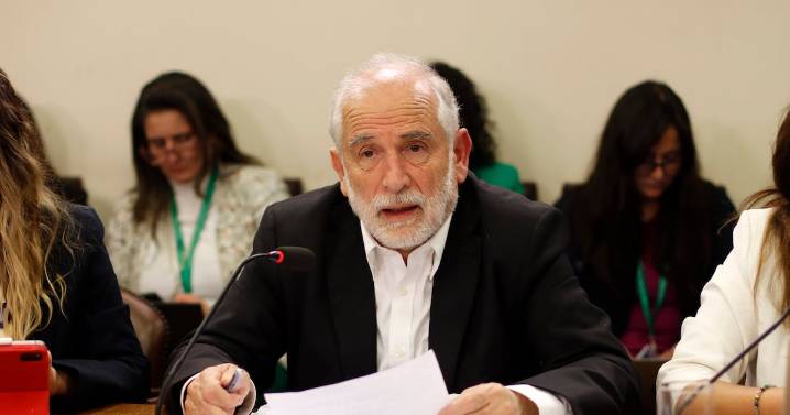 Oposición no suelta al ministro Montes: ahora apunta al sistema con que Minvu paga a proveedores
