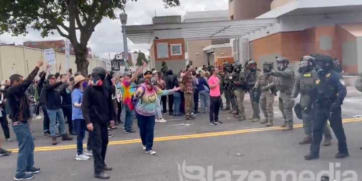 VIDEO: Federal agents clash with mob of Antifa