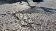Muestran calles aledañas a la Macroplaza deterioro y hundimientos