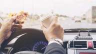 Atención: Esto es lo que dice la Policía sobre las multas por beber o comer al volante