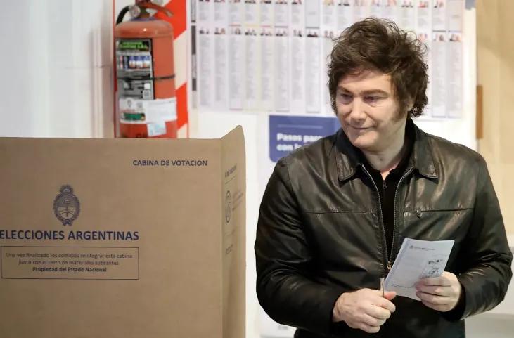Cerraron las urnas: Milei no pinta el país de violeta por diferencia clave en Buenos Aires, pero gana el centro del país