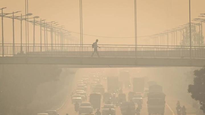 Delhi records AQI above 400 in some areas; air turns 'severe' on Diwali eve