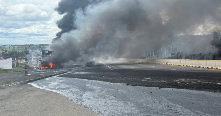 Vuelca pipa y explota sobre la México