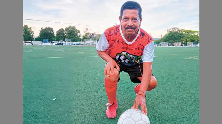 Lleva 52 años en el futbol, ¡Medio siglo en las canchas!