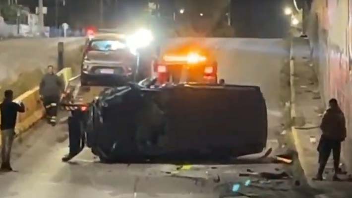 Vehículo cae a paso bajo nivel luego de chocar con otro auto en San Miguel: hay cuatro heridos